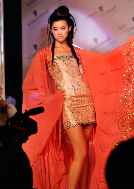 A model presents a latest hairdo during a hairstyle exhibition in Hangzhou, East China's Zhejiang Province Thursday, March 23, 2006. More than 20 hairstyles are displayed at the event. [newsphoto]