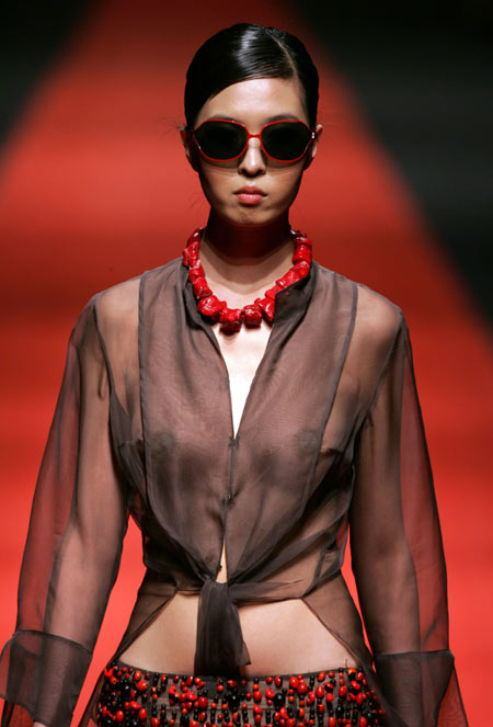 A model presents a creation for Italy's Gattinoni high fashion show at the 14th China International Fashion Week in Beijing March 30, 2006. [Reuters]