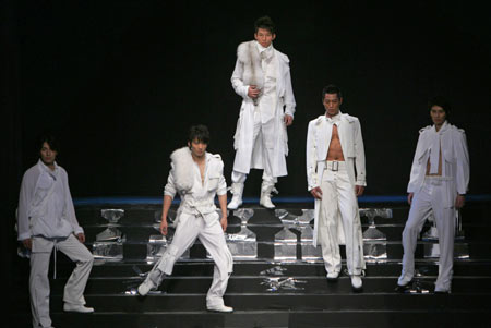 A model presents a creation for Italy's Gattinoni high fashion show at the 14th China International Fashion Week in Beijing March 30, 2006. [Reuters]