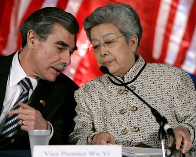 US Secretary of Commerce Carlos Gutierrez ( L ) and Chinese Vice Premier Wu Yi attend a news conference following the annual meeting of the US-China Joint Comission on Commerce and Trade in Washington on April 11, 2006. According to a joint statement from US and Chinese officials, in order to help reduce a massive trade gap, Beijing has agreed to lift a ban on US beef imports. [Reuters]