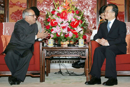 Indian Defence Minister Pranab Mukherjee (L) talks to Chinese Premier Wen Jiabao in Beijing May 30, 2006. China and India pledged on Monday to deepen military exchanges during a visit by Mukherjee, the latest sign of warming relations between the neighbours and one-time foes. 
