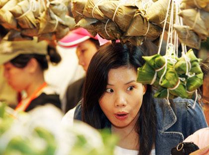 A resident buys "Zhong Zi", or steamed rice balls, for the annual Dragon Boat Festival at market in Taipei May 31, 2006. "Zhong Zi" are rice balls wrapped in leaves and steamed with meat and vegetables. Eating rice balls is a traditional custom to remember the patriotic poet Qu Yuan who drowned in 277 B.C. 