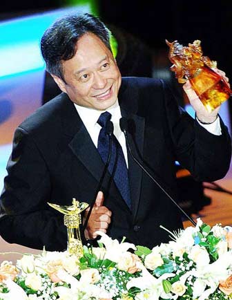 Director Ang Lee receives a Golden Goblet for successfully introducing Chinese films to the world during the 9th Shanghai International Film Festival at the Shanghai Concert Hall June 17, 2006. [Sina]
