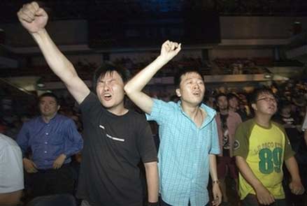 Chinese rock fans during a concert directed by Chinese rock music icon Cui Jian to mark the 20th anniversary of rock music in China held at an indoor stadium in Shenyang, northern China's Liaoning province, Friday, June 16, 2006. Cui Jian introduced rock music to China with his song 'I Own Nothing' in 1986. [AP Photo]