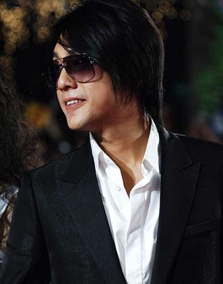 Actor Huang Xiaoming arrives for the opening ceremony of the Shanghai International Film Festival at the Shanghai Concert Hall June 17, 2006. [Sina] 