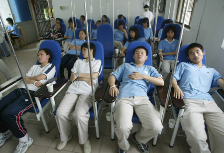 Students from Jiaxing High school receive medical treatment at a hospital in Jiaxing in east China's Zhejiang province June 20, 2006. About 60 students had food poisoning after eating leftovers at their school's dining hall, Xinhua News Agency reported. Picture taken June 20, 2006.[newsphoto]