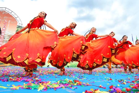Uygur girls perform dances at the opening ceremony of the third Xinjiang International Tourism Festival as well as the 15th China Silk Road Turpan Grape Festival Wednesday, June 28, 2006. The event will last two months until August 28, 2008. [newsphoto]