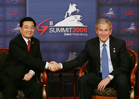 President Hu Jintao shakes hands with US President George W. Bush 