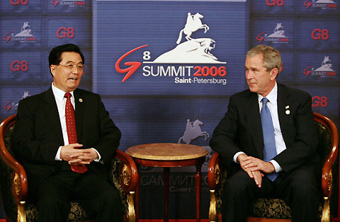 President Hu Jintao shakes hands with US President George W. Bush 