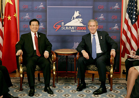 President Hu Jintao shakes hands with US President George W. Bush 