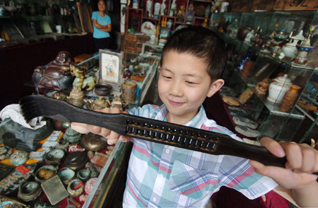 A special calculating tool in ancient China, the abacus has gradually faded away from people's life at a time when computers prevailed. In Huizhou, however,abacuses can still be found almost everywhere. [Xinhua]