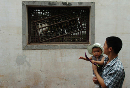 A special calculating tool in ancient China, the abacus has gradually faded away from people's life at a time when computers prevailed. In Huizhou, however,abacuses can still be found almost everywhere. [Xinhua]