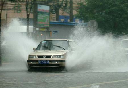  Beijing Meteorological Bureau raised rainstorm alarms twice on Tuesday. [Luo Xiaoguang/Xinhua]