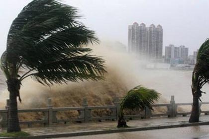 Waves crash against the barrier of a pedestrian walkway in Zhuhai, south China's Guangdong province, August 3, 2006. Tropical Storm Prapiroon killed five people as it lashed south China with heavy rain and winds on Friday, after forcing the evacuation of nearly half a million and snarling transport links across the region. [Reuters]
