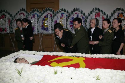 Chinese soldiers carry the coffin containing the body of Chinese UN observer Du Zhaoyu, who was killed last week during Israel's air raid on Lebanon, during a ceremony before his cremation in Beijing August 4, 2006.