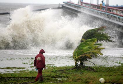 A resident walks along the West Shore in Haikou, southern China's Hainan province, August 3, 2006. Typhoon Prapiroon, which killed six people and forced thousands to flee their homes in the northern Philippines, churned towards southern China on Thursday and tens of thousands were evacuated ahead of its arrival. [Reuters]