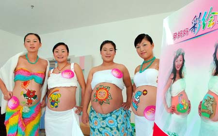 Pregnant women display the color paintings on their bellies during a contest at a hospital in Haikou, South China's Hainan Province August 7 2006. [Zhao Yingquan/Xinhua]