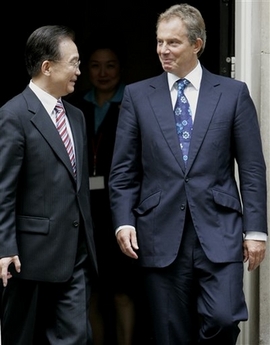 Britain's Prime Minister Tony Blair says goodbye to China's Prime Minister Wen Jiabao in Downing Street, London, Wednesday Sept. 13, 2006. The Chinese Prime Minister is on a two-day visit to the UK. (AP 