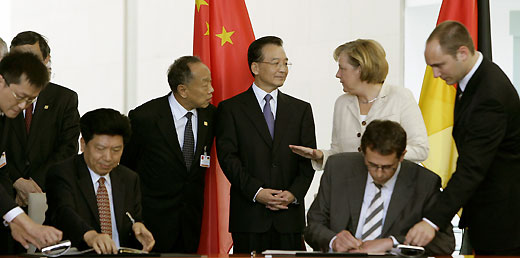 German Chancellor Angela Merkel (2ndR) talks to Chinese Prime Minister Wen Jiabao (3rdR) as they attend a contract signing ceremony after a meeting at the Chancellery in Berlin September 14, 2006. 
