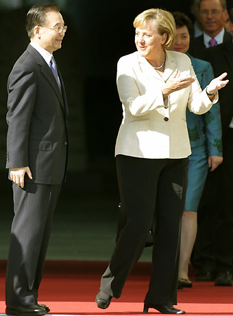German Chancellor Angela Merkel welcomes Chinese Prime Minister Wen Jiabao (L) in front of the Chancellery in Berlin September 14, 2006.