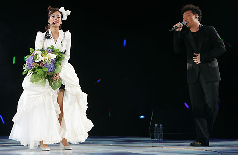 Singer Eason Chan (R) sings with Taiwan singer Jolin Tsai during Tsai's concert in Hong Kong September 15, 2006. 