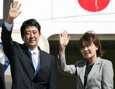 Japan's Prime Minister Shinzo Abe (L) waves with first lady Akie Abe at Tokyo's Haneda airport, October 8, 2006, as he boards a plane for his two-day-visit to China and South Korea. Abe will have a meeting with China's President Hu Jintao in Beijing on Sunday and fly to Seoul for talks with South Korea's President Roh Moo-hyun on Monday. 