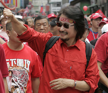Shih Ming-teh, the former chairman of Taiwan's ruling Democratic Progressive Party, gestures during a rally calling for Taiwan's President Chen Shui-bian's resignation in Taipei, October 10, 2006. 