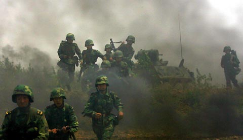 Infantry troops of Chinese Liberation Army charge during the "Queshan 2006" military exercise in central China, October 16, 2006. The 5-day live fire simulation started on October 12. [Xinhua] 