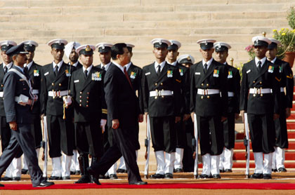 China's President Hu Jintao (C) inspects the guard of honour during the official welcoming ceremony at the presidential palace in New Delhi November 21, 2006. 