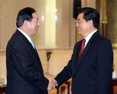 China's President Hu Jintao (R) shakes hands with visiting Japan's New Komeito party leader Akihiro Ota at the Great Hall of the People in Beijing January 8, 2007. 