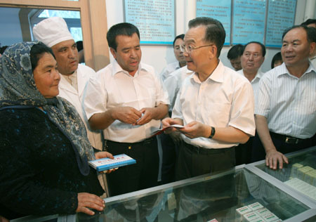 Chinese Premier Wen Jiabao (2nd R) talks with local people at a hospital during his inspection tour to the northwestern Xinjiang Uygur Autonomous Region from last Thursday to Sunday. Wen Jiabao visited villages, schools, enterprises, hospitals and the Xinjiang production and construction corps of the army in a number of prefectures and cities to show his extensive care for local people's livelihood, education, medical service and the development of energy sources，Xinhua reported.[Xinhua]