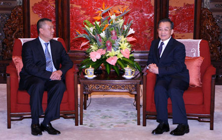 Chinese Premier Wen Jiabao (R) meets with Edmund Ho Hau Wah, chief executive of the Macao Special Administrative Region (MSAR), in Beijing, Nov. 23, 2007.(Xinhua Photo/Rao Aimin)