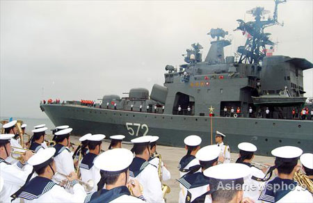 Russian warships visit south China port