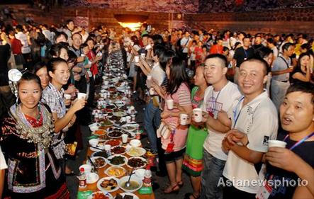 A big diner hosted by Dong people