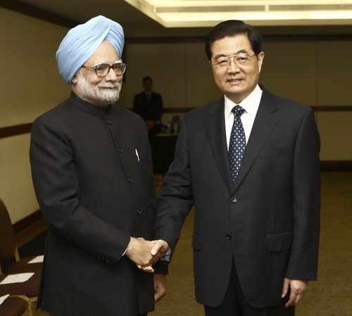 Hu meets with Singh, stresses border issue, cooperation