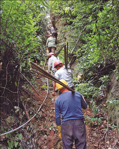 In some scenic spots, with steep mountainous terrain, walkways are placed along the cliff face to allow tourists a better view. These walkways are securely positioned by specialist workers with a head for heights. 'Spidermen' of the cliffs