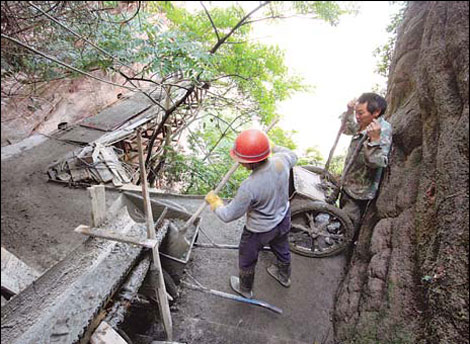 In some scenic spots, with steep mountainous terrain, walkways are placed along the cliff face to allow tourists a better view. These walkways are securely positioned by specialist workers with a head for heights. 'Spidermen' of the cliffs