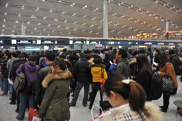 Fogbound passengers wait in the hall of Terminal 3 at the Beijing Capital International Airport, Dec 4, 2011. Heavy fog disrupts traffic in Beijing