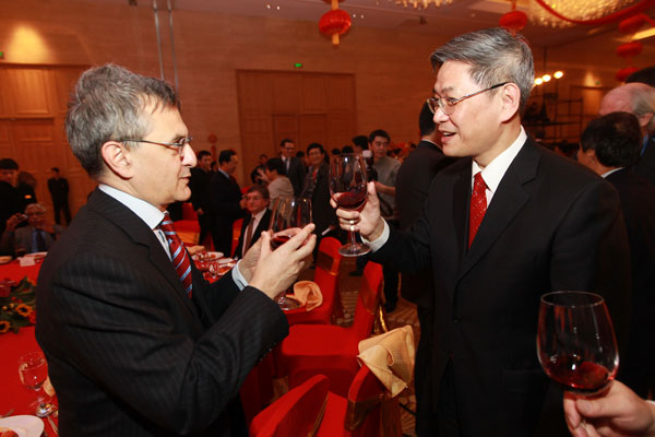 Vice-Foreign Minister Zhang Zhijun chats with a foreign correspondent at the Foreign Ministry's Spring Festival banquet for foreign journalists in Beijing on Thursday. Govt values links with foreign media