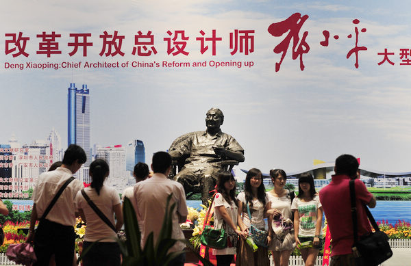 Visitors take photos in front of a bronze statue of Deng Xiaoping at an exhibition about the late Chinese leader at the Shenzhen Museum in 2010. Yuan Shuiling / for China Daily Active attitude required for progress