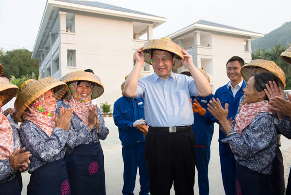 President Xi Jinping puts on a bamboo hat, traditionally donned by ethnic Li people in Sanya on Tuesday, during his visit to the southernmost island province of Hainan. Photo by Li Xueren / Xinhua President pays visit to Hainan fishermen