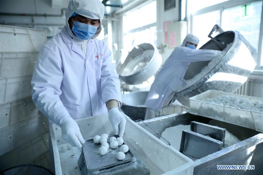 Cooks make <EM>Yuanxiao</EM> for upcoming Lantern Festival in Beijing