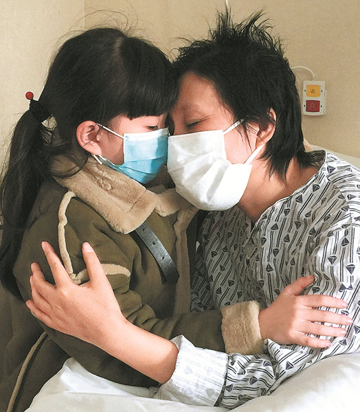 Girl gaining weight so she can donate bone marrow to sick mom