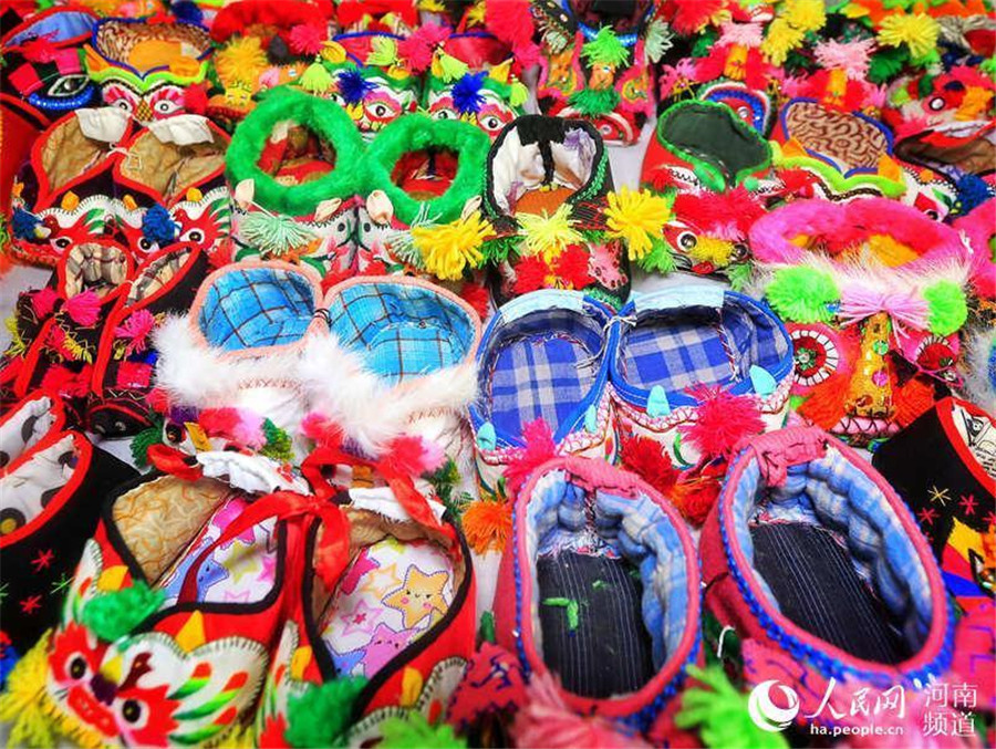 Woman collects hundreds of thousands of tiger-head shoes