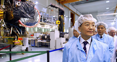 hinese Premier Wen Jiabao wears protective clothing as he visits satellite maker EADS Astrium in Toulouse, southwestern France December 4, 2005.