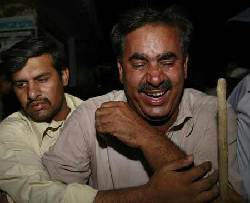 Bomb at Pakistan hotel kills at least 11