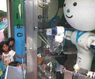 Robot sells ice cream in Japan<BR>日推出冰激凌售賣(mài)機(jī)器人