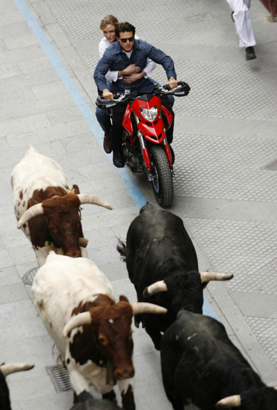 Cruise and Diaz ride motorbike during the filming of