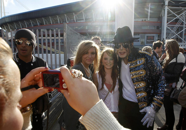 Artists pay tribute to MJ at 'Michael Forever'