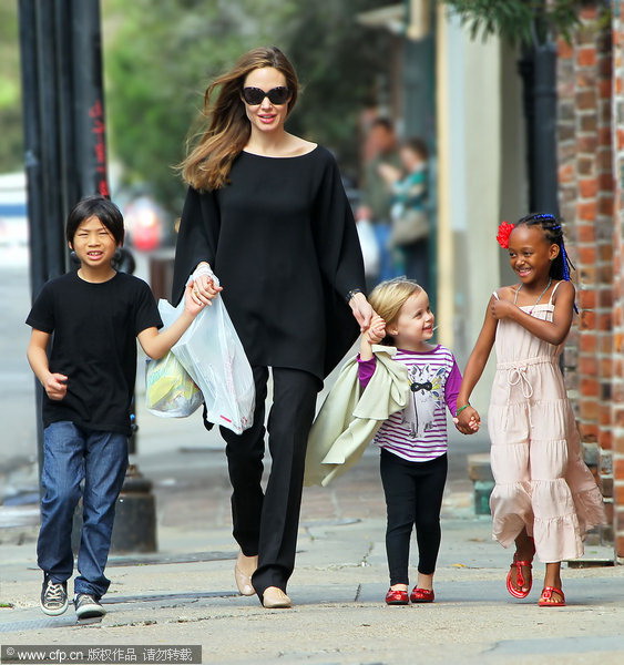 Star Tracks in March:Nicole Kidman and her family at airport